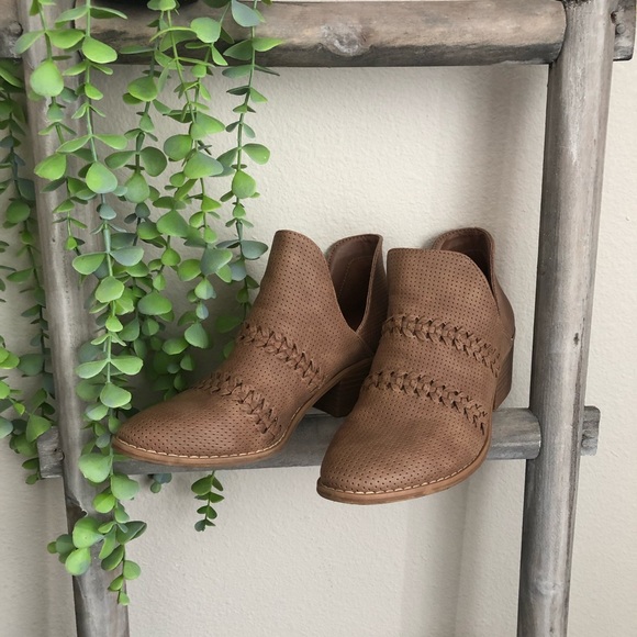 Universal Threads Brown Low Heel Bootie SZ 6 - Picture 3 of 9